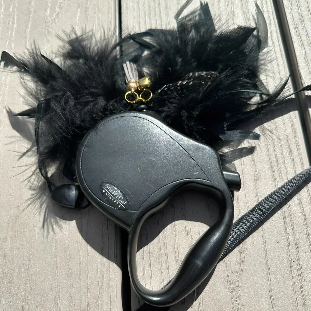 SurferCat Retractable Leash With Feathers